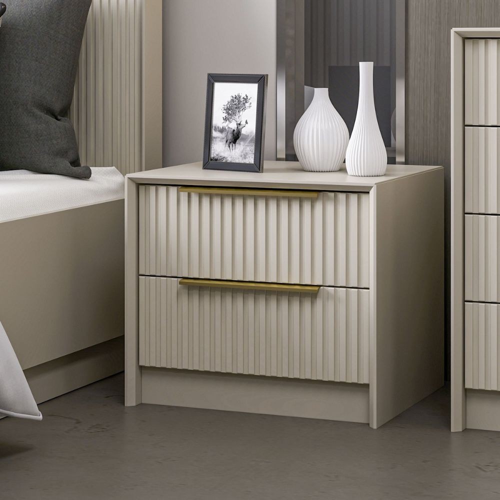 Comodino Kale in colore cashmere con due cassetti incassati ad effetto cannettato